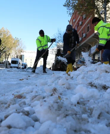 Mardin Yeşilli'de karla mücadele çalışmaları aralıksız sürüyor