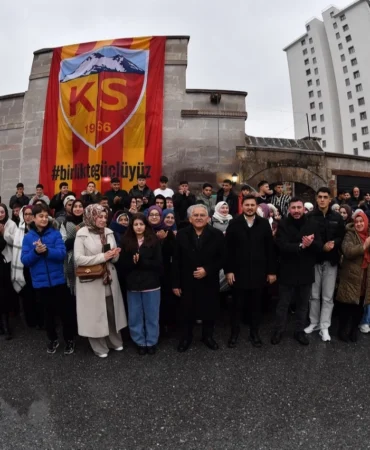 Memduh Büyükkılıç 'Filistin yürüyüşüne' katılan Kayserilileri dualarla uğurladı