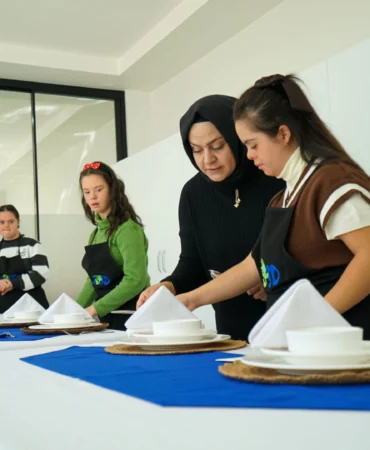 Meram'da down sendromlu bireylere sertifikalı komi eğitimi