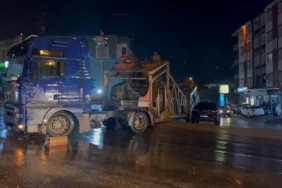 Mersin'de dorsesi rampada askıda kalan tır ulaşımı aksattı