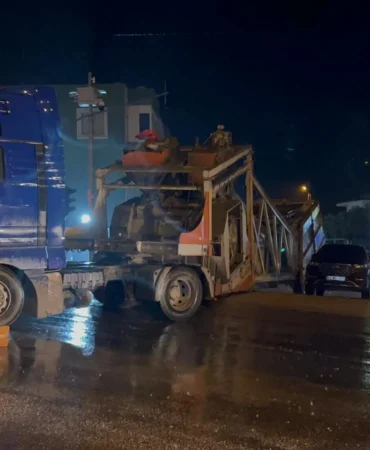Mersin'de dorsesi rampada askıda kalan tır ulaşımı aksattı