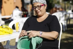 Mersin'de kadınlar 28 yıldır ihtiyaç sahipleri için atkı, bere ve yelek örüyor