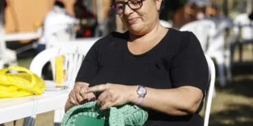 Mersin'de kadınlar 28 yıldır ihtiyaç sahipleri için atkı, bere ve yelek örüyor