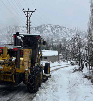Mersin'de kar yağışına karşı çalışmalar devam ediyor