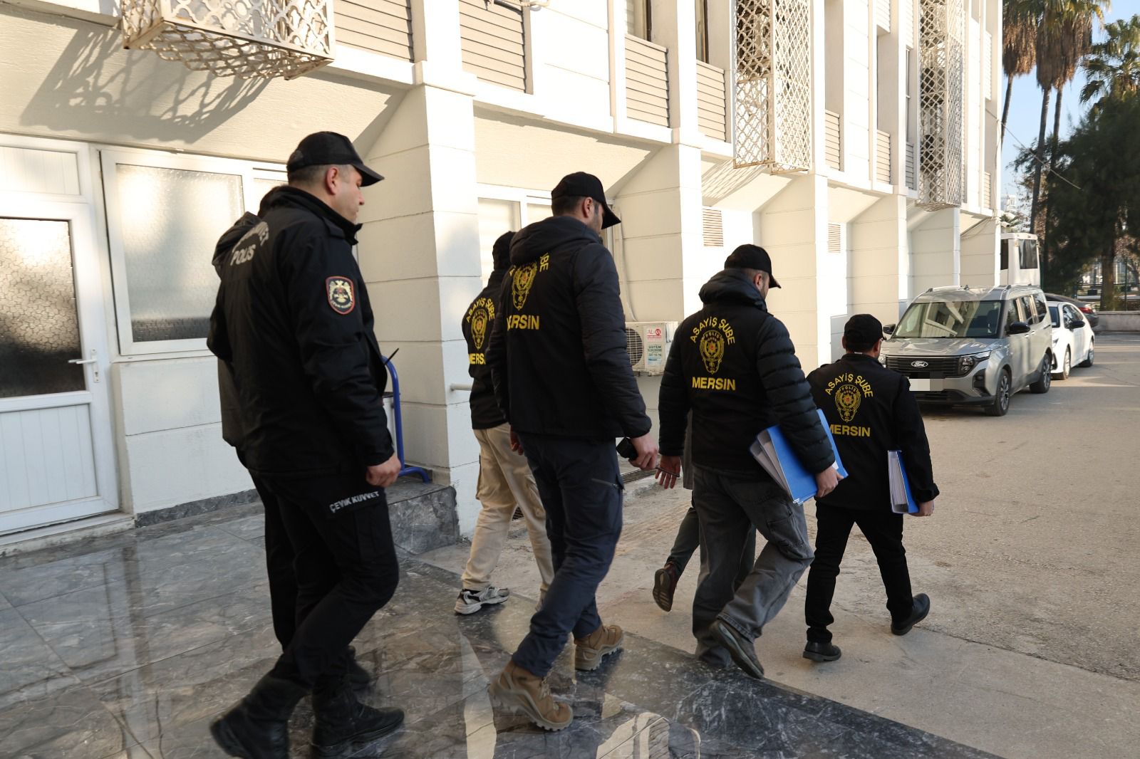mersin-merkezli-9-vilayette-sahte-ilan-operasyonunda-gozaltina-alinan-7-kuskulu-tutuklandi-SFgiMViO.jpg