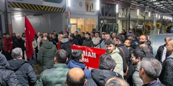 Metal işçileri 4. kez iş bırakıyor! 43 fabrikada üretim 1 saatliğine durdu!