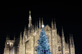 Milano Kış Olimpiyatları için Duomo Meydanı’na yerleştirilen Noel ağacı ışıklandırıldı