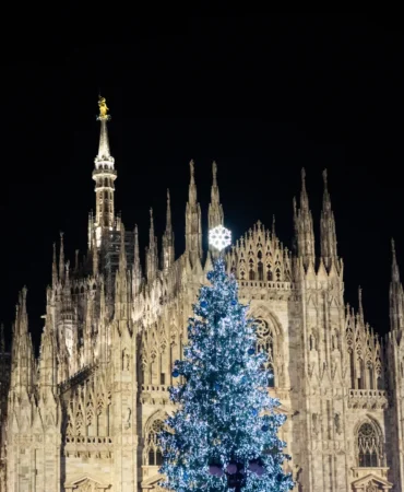 Milano Kış Olimpiyatları için Duomo Meydanı’na yerleştirilen Noel ağacı ışıklandırıldı