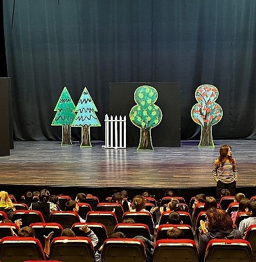 Minik Öğrenciler Başkan Çerçioğlu’nun Çalışmaları ile Tiyatroyla Buluştu