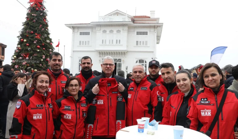 Mudanya'da belediye çalışanları yeni yılı Mütareke Meydanı'nda karşıladı