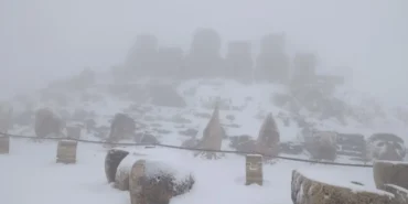 Nemrut Dağı beyaza büründü, heykeller kartpostallık görüntüler oluşturdu  - Videolu Haber