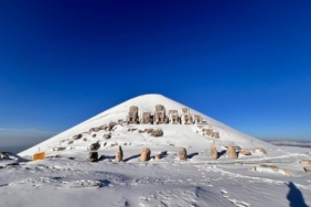 Nemrut Dağı kar yağışıyla beraber beyaza büründü
