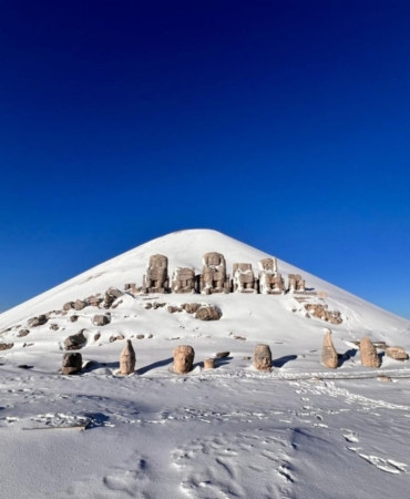 Nemrut Dağı kar yağışıyla beraber beyaza büründü
