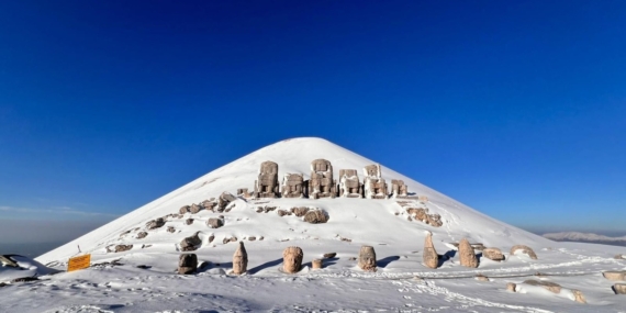 Nemrut Dağı kar yağışıyla beraber beyaza büründü