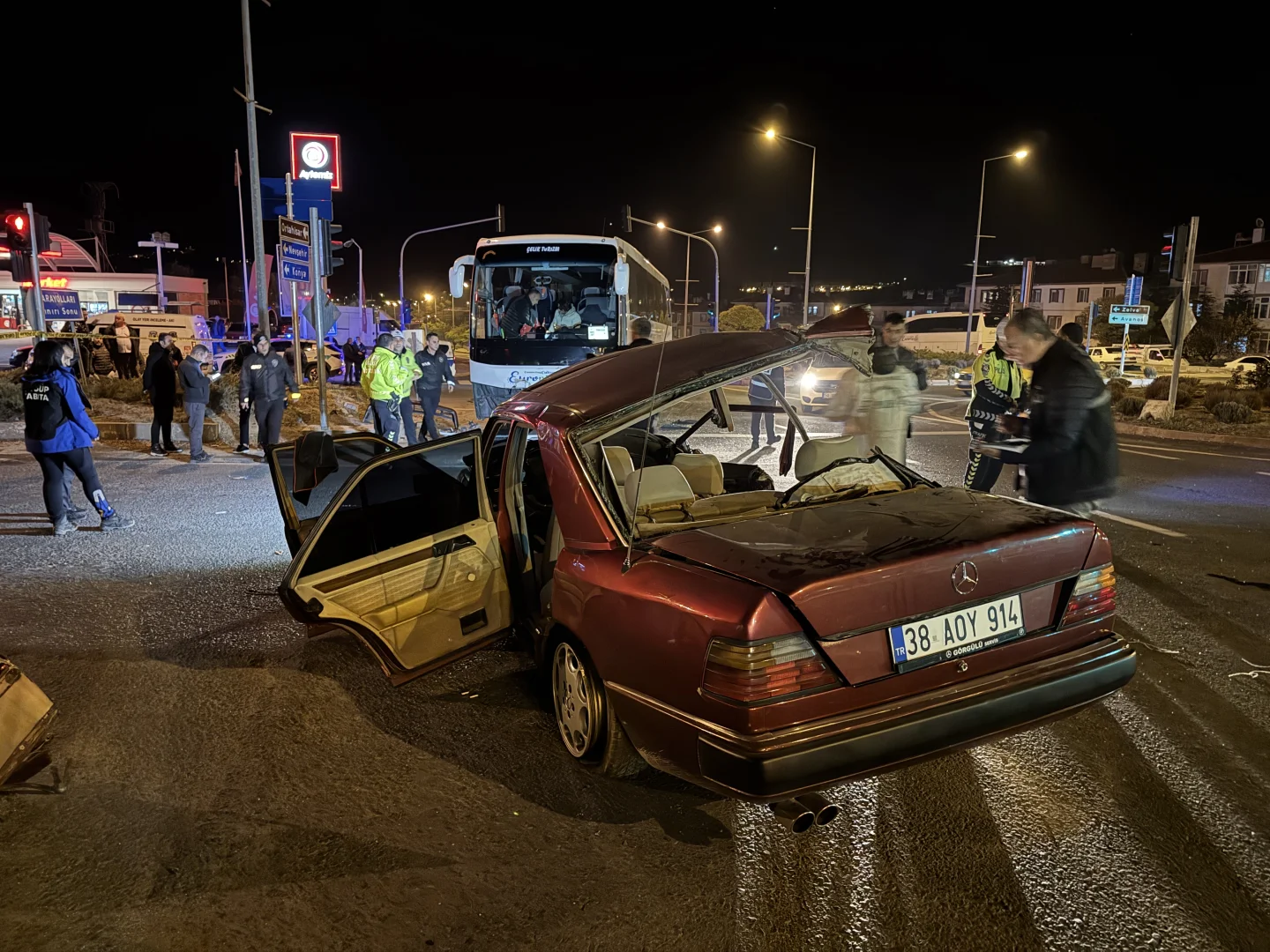 Nevşehir'de tur otobüsü ile çarpışan otomobilde 2 kişi öldü, 3 kişi yaralandı