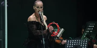 Niran Ünsal İzmir'de Sessizliği Bozdu