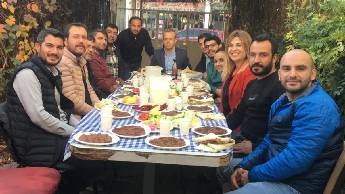 Öğretmenler Günü’nde, öğretmenlere çiğköfte ikram edildi