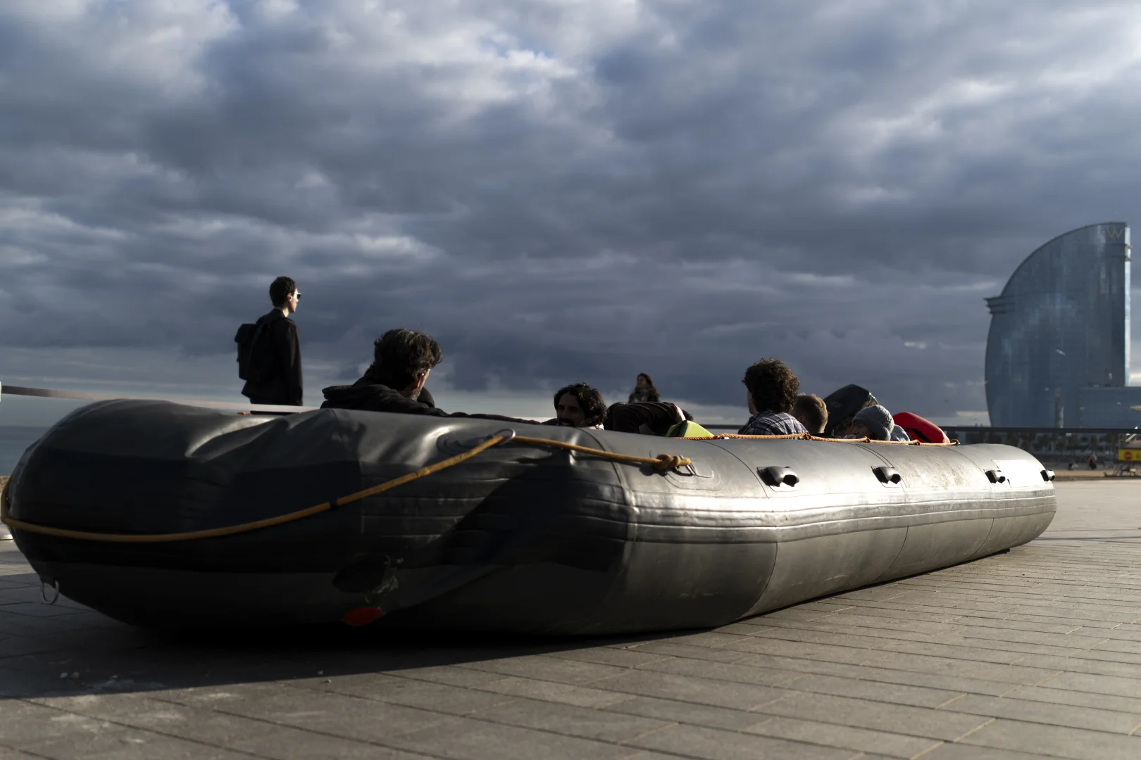 "Open Arms" yardım kuruluşu göç krizine dikkat çekmek için Barcelona’da canlı performans düzenledi