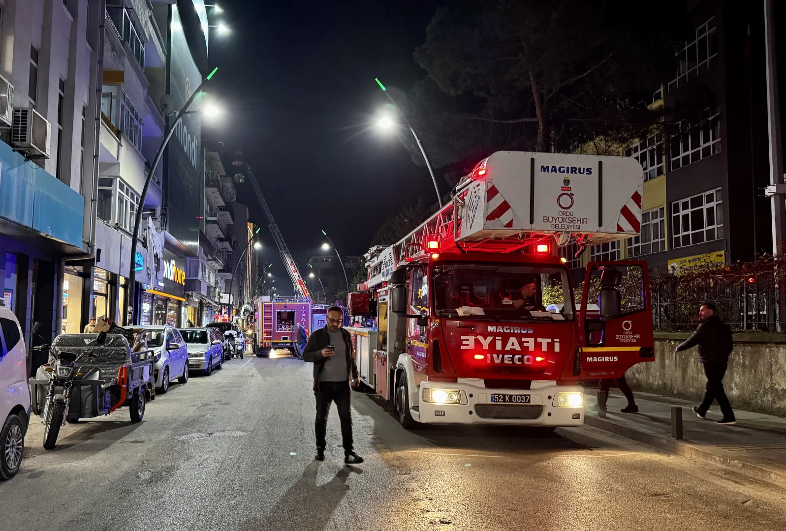 Ordu'da apartmanın çatısında çıkan yangında 5 kişi dumandan etkilendi