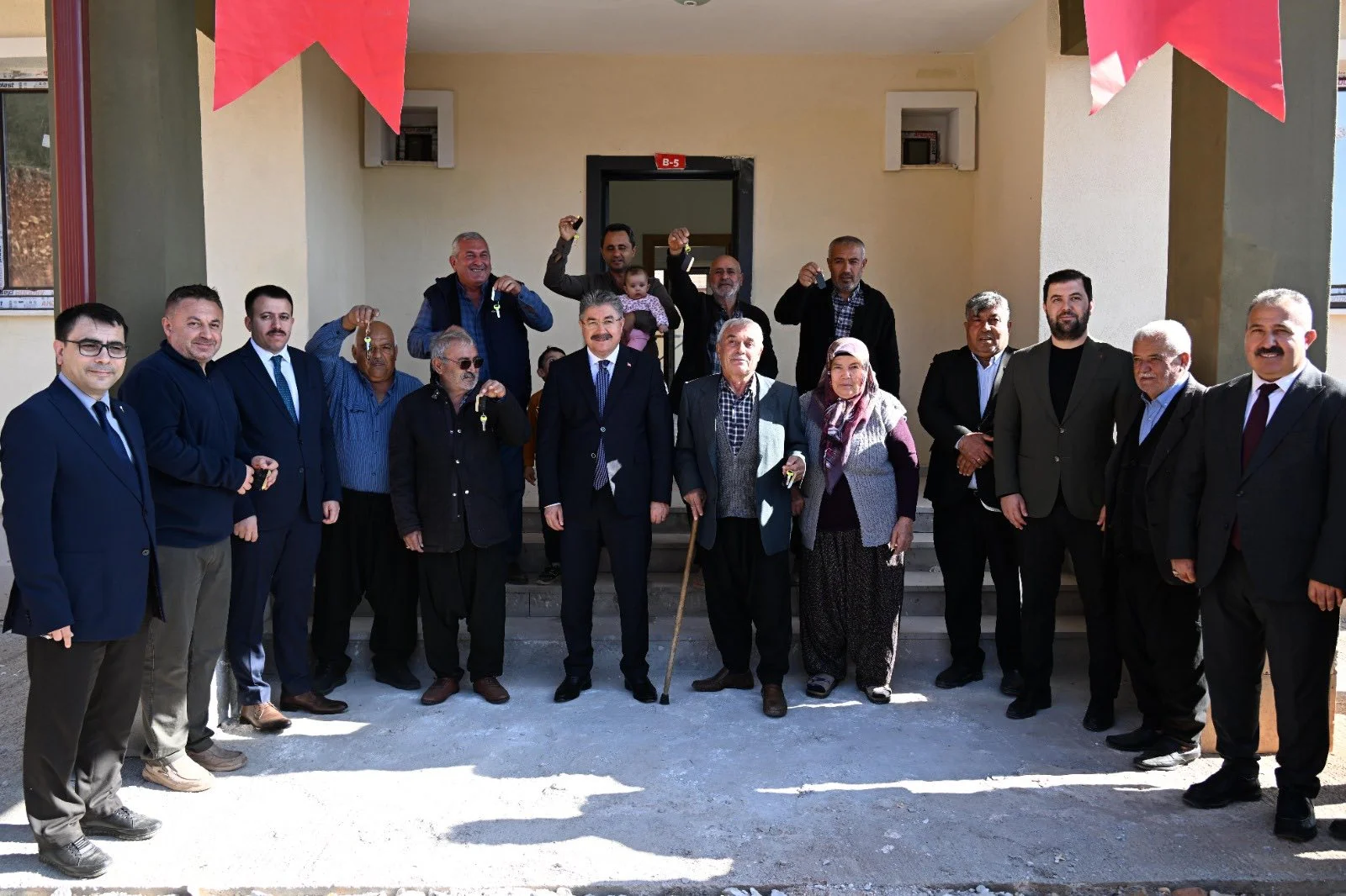 Osmaniye'de 8 deprem köy konutu hak sahiplerine teslim edildi