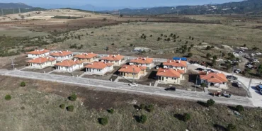 Osmaniye'de yapımı tamamlanan 12 köy evi depremzedelere teslim edildi