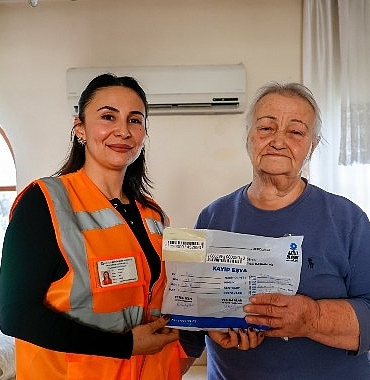 Otobüste unutulan cüzdan Büyükşehir ekiplerince sahibine teslim edildi