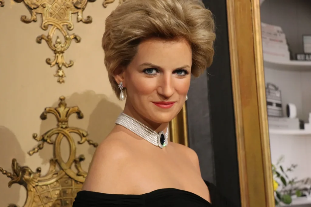 Paris’teki Grevin Müzesi, bal mumu heykelleriyle tarihe ışık tutuyor