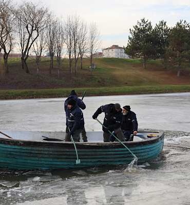 Porsuk Çayı ve göletler buz tuttu