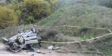 Sakarya'da uçuruma devrilen otomobildeki 1 kişi öldü, 3 kişi yaralandı