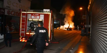Samsun'da park halindeki otomobil yandı