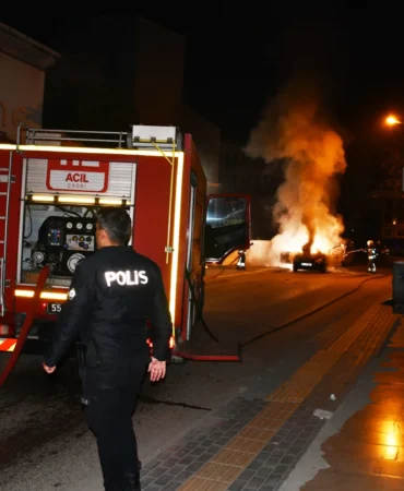 Samsun'da park halindeki otomobil yandı