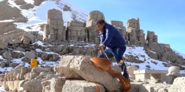 Sanatçı Aydın Aydın’dan ‘yapay zeka’ protestosu: Nemrut Dağı’nda bağlamasını parçaladı  - Videolu Haber