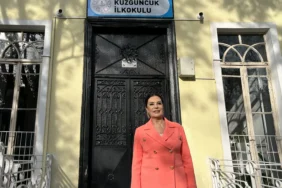 Sanatçı Hülya Koçyiğit, mezun olduğu ilkokulda öğretmenlerle bir araya geldi