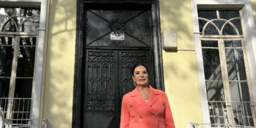 Sanatçı Hülya Koçyiğit, mezun olduğu ilkokulda öğretmenlerle bir araya geldi