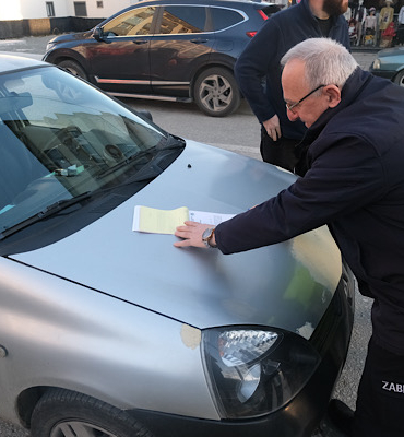 Sapanca’da ters yöne park eden arabalara cezai işlem uygulandı