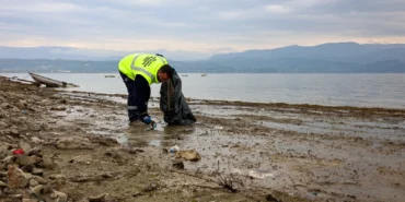 Sapanca Gölü'nde ekosistemi koruyan kıyı temizliği