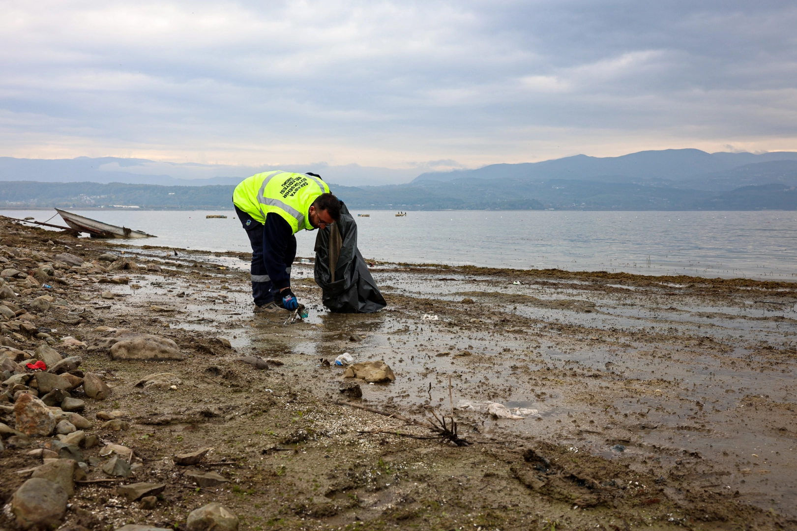 Sapanca Gölü'nde ekosistemi koruyan kıyı temizliği