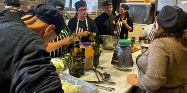 Şef Rıfat Yurttaş işitme engelli kursiyerlerle Ege yemekleri yaptı