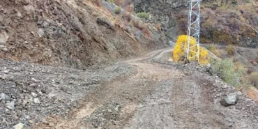 Siirt'te heyelandan kapanan köy yolu ulaşıma açıldı
