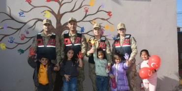 Siirt'te okulları ziyaret eden jandarma ekipleri, çocukları etkinliklerle buluşturuyor