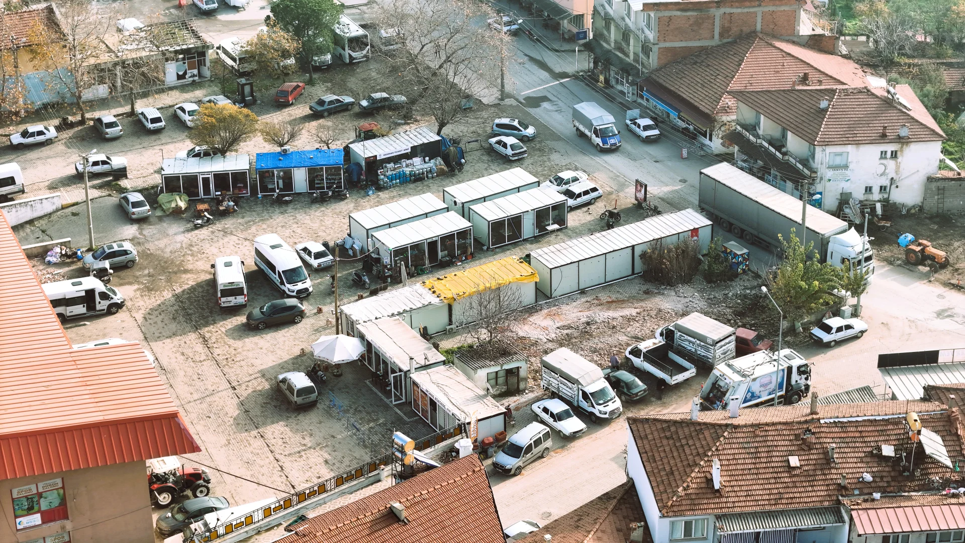 Sındırgı esnafı için konteyner ve prefabrik çarşı kurulumu devam ediyor