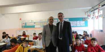 Sınıf öğretmeni meslektaşı olan eski öğrencisiyle aynı okulda görev yapıyor