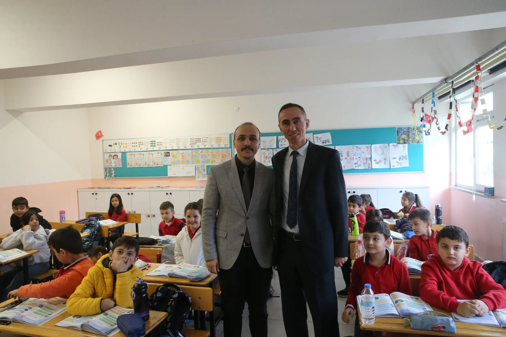 Sınıf öğretmeni meslektaşı olan eski öğrencisiyle aynı okulda görev yapıyor