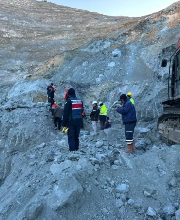 Sivas'ta maden ocağında göçük altında kalan şantiye müdürünün cenazesine ulaşıldı