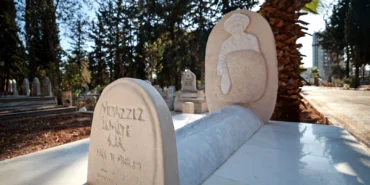 Sümerolog Muazzez İlmiye Çığ ölüm yıl dönümünde Mersin'deki mezarı başında anıldı