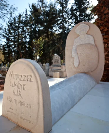 Sümerolog Muazzez İlmiye Çığ ölüm yıl dönümünde Mersin'deki mezarı başında anıldı