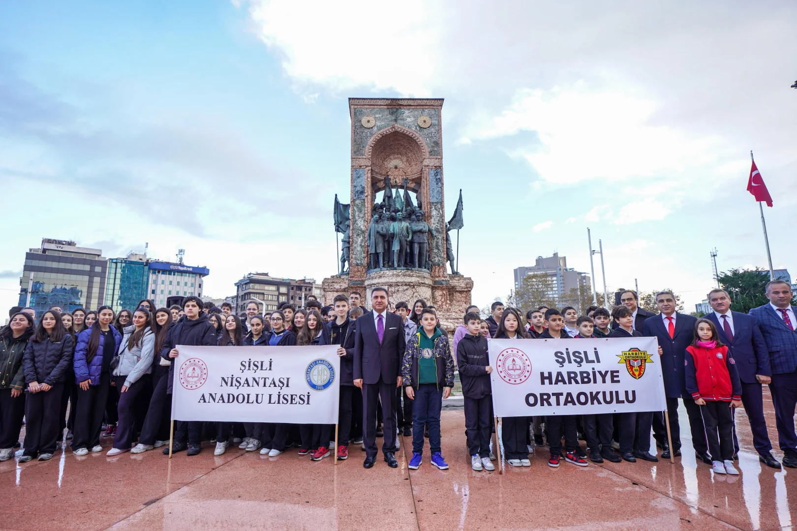 Taksim'de Öğretmenler Günü dolayısıyla tören düzenlendi