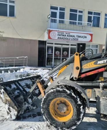 Talas Belediyesi’nden Okullara Kar Temizliği