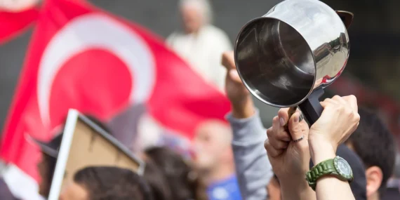 TBMM kararına karşı ülke genelinde eylem… DEV EMEKLİ-SEN emekli hakları için nöbette