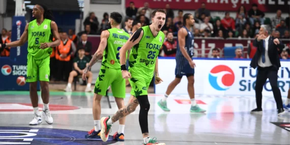 Tofaş evindeki yenilmezlik serisini Anadolu Efes'le sürdürdü